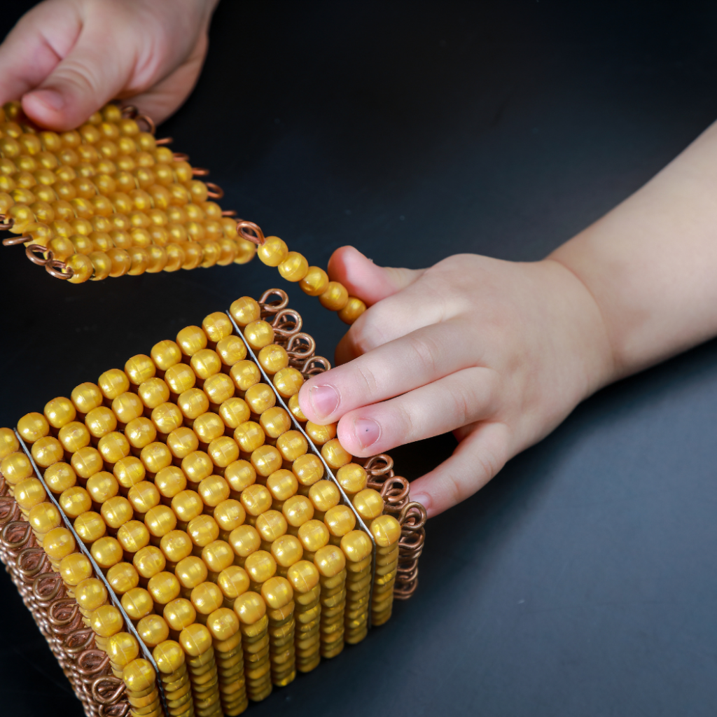 Lezione di gioco Montessori Golden Beads Bank