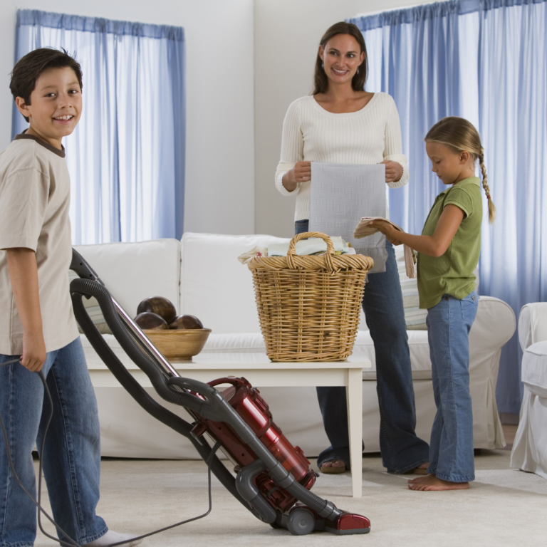 Come convincere tutta la tua famiglia ad aiutare con le faccende domestiche