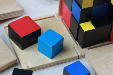 Impara la lezione sul cubo binomiale sensoriale Montessori