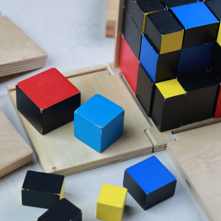 Impara la lezione sul cubo binomiale sensoriale Montessori