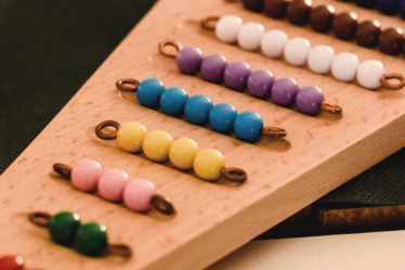 Moltiplicazione matematica Montessori con scala di perline Montessori