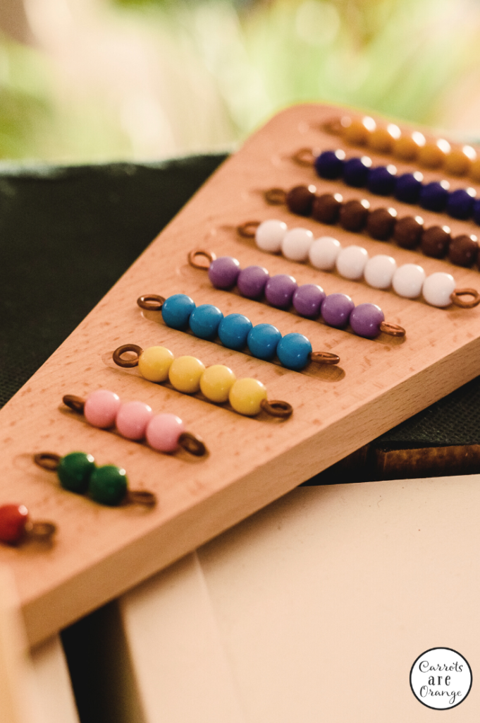 Moltiplicazione matematica Montessori con scala di perline Montessori
