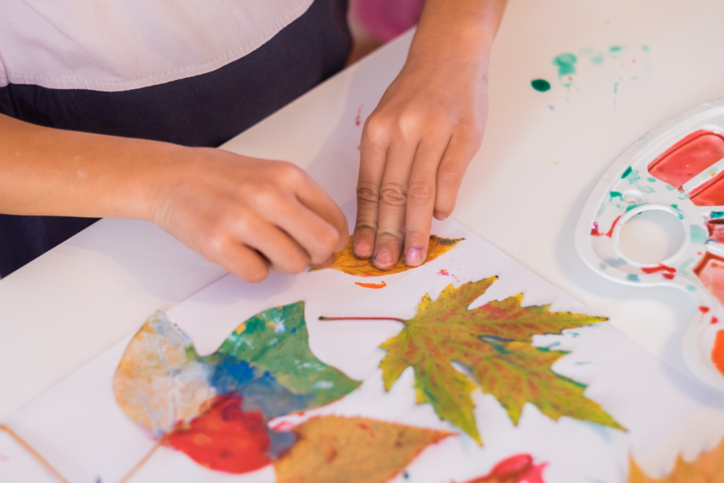 Attività Montessori Leaf per bambini in età prescolare: curiosità nella natura