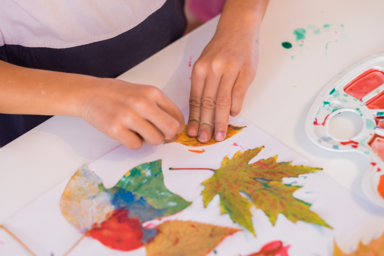 Attività Montessori Leaf per bambini in età prescolare: curiosità nella natura
