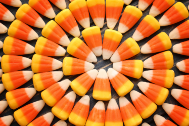 Attività artistiche di mais caramelle dolci e colorate per divertimento creativo