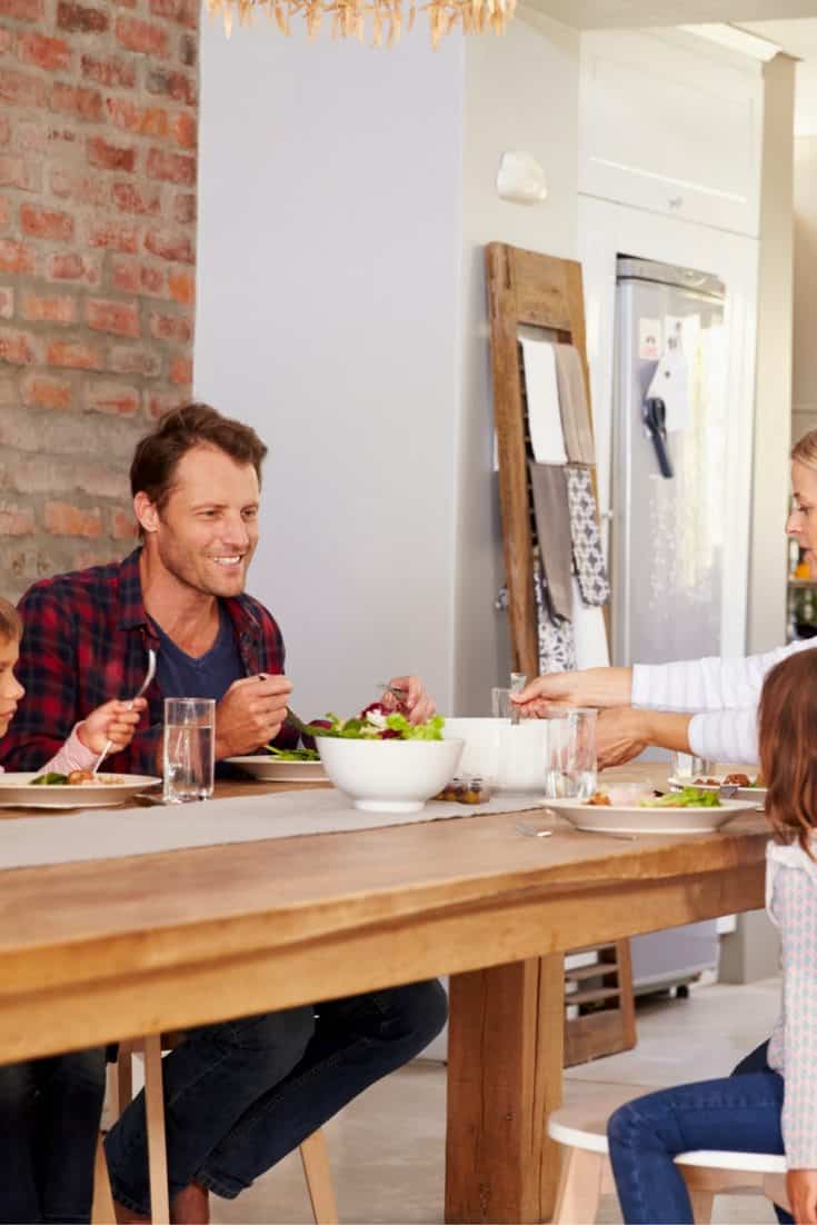 È tempo di reinventare (e smettere di sentirsi così schifosi) il pasto in famiglia