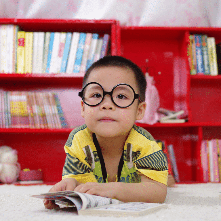 Bambino in biblioteca